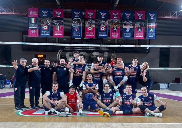 Serie D: Volley Novara - Lasalliano Volley Torino 3-0 (25-17 26-24 25-22)
Ancora una prestazione positiva contro i torinesi di Lasalliano. I novaresi sono scesi in campo concentrati e decisi a recuperare immediatamente dopo la sconfitta della scorsa settimana contro Domodossola. Sperduto e compagni hanno premuto sull'acceleratore fi lm dai primi punti, mettendo in difficoltà la ricezione avversaria e trovando un importante allungo che hanno poi amministrato, chiudendo il primo parziale sul 25-17. La seconda frazione ha visto un appannamento dei padroni di casa che hanno faticato a trovare continuità al servizio ed in attacco, favorendo così lo sviluppi del gioco avversario, con il set in equilibrio fino al finale dove però sono i biancoblu a chiudere i punti decisivi sul 26-24. Nella terza frazione Novara torna a spingere forte, guadagnando un buon margine di vantaggio e contenendo nel finale la reazione degli avversari chiudendo infine sul 25-22 dando spazio a tutti i giocatori del roster.
"Una vittoria importante con una prestazione che conferma le nostre qualità, che già avevamo mostrato nei precedenti incontri. Era fondamentale reagire subito dopo la sconfitta arrivata a Domodossola al termine di una buona gara e così è stato. Lavoriamo una gara per volta ma stiamo facendo molti bene e dobbiamo continuare su questa strada perché possiamo e vogliamo raggiungere risultati importanti"
MVP: Lorenzo Girella